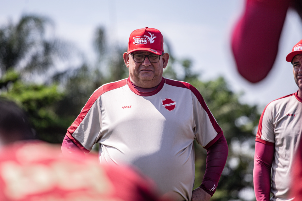 Guto Ferreira aponta união dentro do Vila para o sucesso na Série B: “conexão forte”