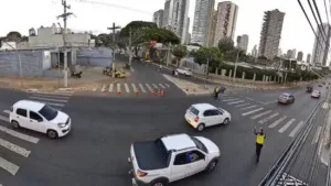 agente-de-transito-e-agredido-com-socos-e-chutes-durante-bloqueio-em-goiania;-video