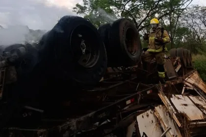 motorista-morre-apos-carreta-pegar-fogo-na-br-364,-em-jatai