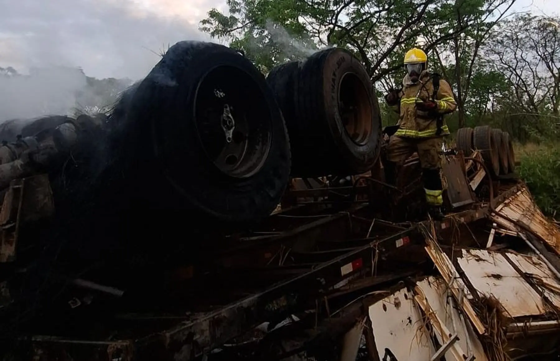 Motorista morre após carreta pegar fogo na BR-364, em Jataí