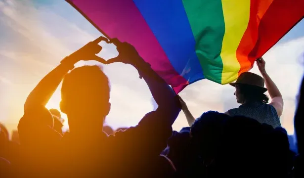 homens-gays-que-se-consideram-afeminados-expoem-rejeicao-em-aplicativos-de-namoro