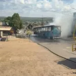 onibus-pega-fogo-e-chamas-atingem-comercio-no-centro-de-santo-antonio-do-descoberto