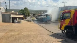 onibus-pega-fogo-e-chamas-atingem-comercio-no-centro-de-santo-antonio-do-descoberto