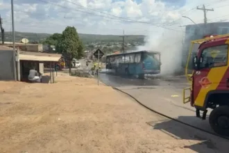 onibus-pega-fogo-e-chamas-atingem-comercio-no-centro-de-santo-antonio-do-descoberto