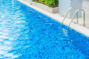 crianca-e-socorrida-por-bombeiros-a-caminho-da-upa-apos-se-afogar-em-piscina-em-caldas-novas