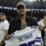 neymar-ganha-camisa-dos-cowboys-durante-jogo-da-nfl-no-maracana