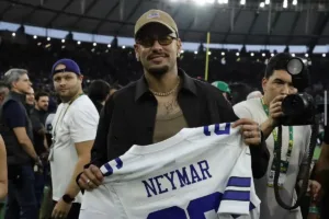 neymar-ganha-camisa-dos-cowboys-durante-jogo-da-nfl-no-maracana