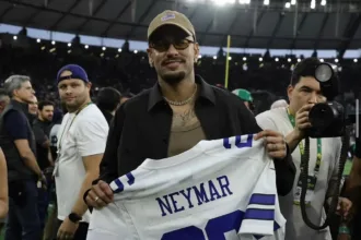 neymar-ganha-camisa-dos-cowboys-durante-jogo-da-nfl-no-maracana