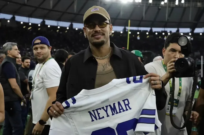 neymar-ganha-camisa-dos-cowboys-durante-jogo-da-nfl-no-maracana