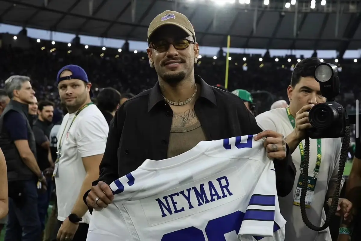 Neymar ganha camisa dos Cowboys durante jogo da NFL no Maracanã