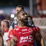 tropecos-dos-rivais-ajudam,-e-vila-nova-abre-vantagem-na-serie-b