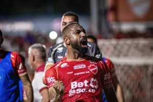 tropecos-dos-rivais-ajudam,-e-vila-nova-abre-vantagem-na-serie-b