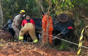 mulher-morre-apos-carro-capotar-na-zona-rural-de-palmeiras-de-goias