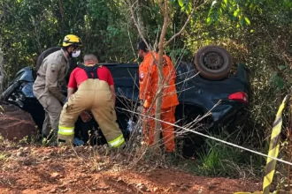 mulher-morre-apos-carro-capotar-na-zona-rural-de-palmeiras-de-goias