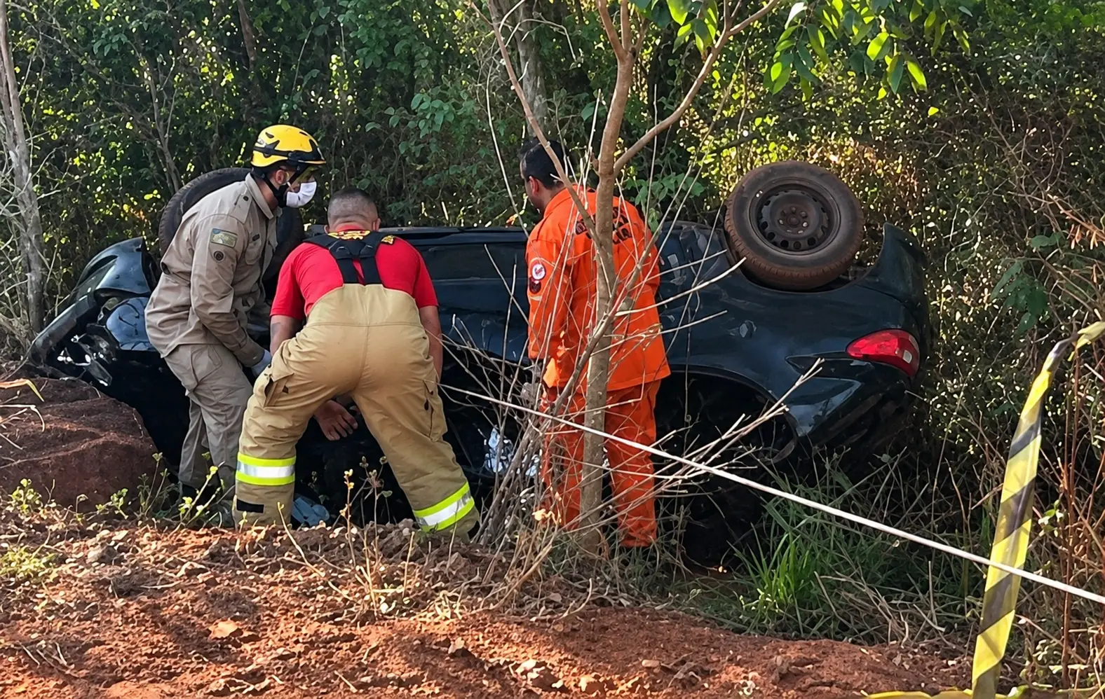 Mulher morre após carro capotar na zona rural de Palmeiras de Goiás