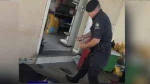 com-arma-na-mao,-homem-causa-terror-em-quiosque-a-beira-de-lago-em-ipora