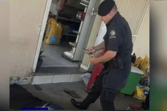 com-arma-na-mao,-homem-causa-terror-em-quiosque-a-beira-de-lago-em-ipora