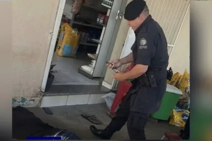com-arma-na-mao,-homem-causa-terror-em-quiosque-a-beira-de-lago-em-ipora
