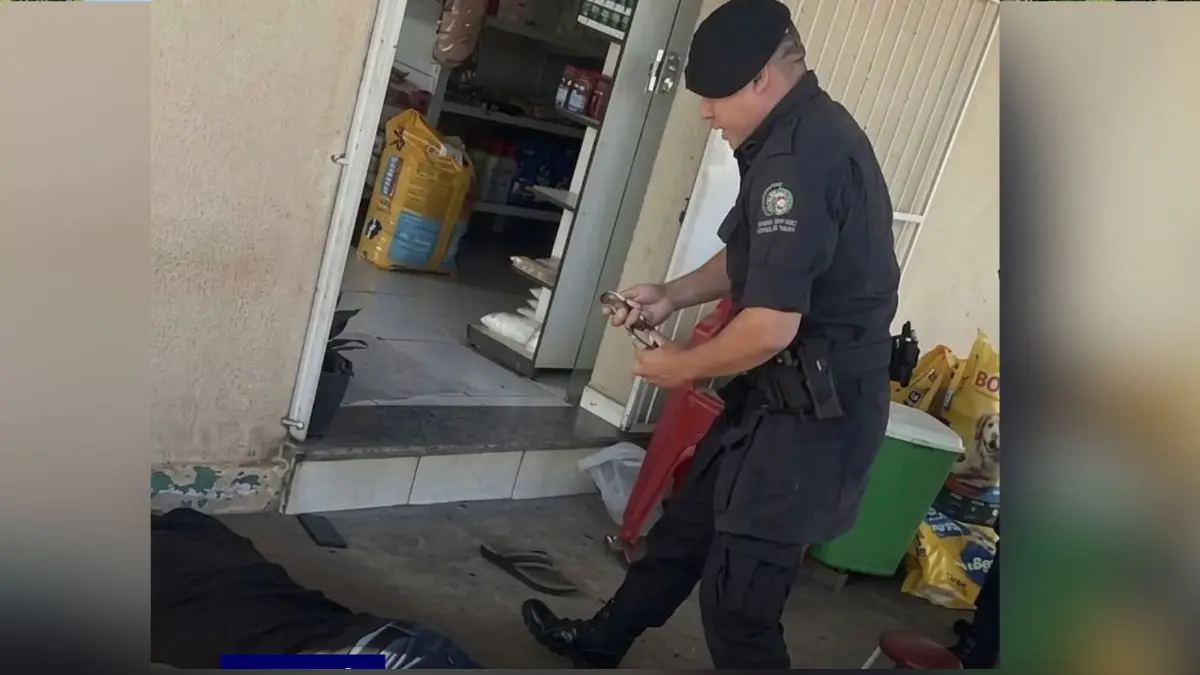 Com arma na mão, homem causa terror em quiosque à beira de lago em Iporá