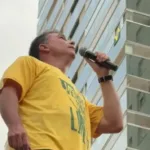 ‘tentativa-de-homicidio’,-diz-flavio-bolsonaro-apos-carreata-ser-atingida-por-ovos-em-goiania;-video