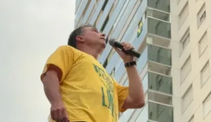 ‘tentativa-de-homicidio’,-diz-flavio-bolsonaro-apos-carreata-ser-atingida-por-ovos-em-goiania;-video
