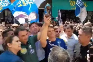 flavio-bolsonaro-recua-apos-ataque-a-cnbb-e-segura-imagem-de-nossa-senhora-aparecida;-video