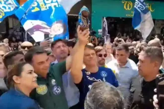 flavio-bolsonaro-recua-apos-ataque-a-cnbb-e-segura-imagem-de-nossa-senhora-aparecida;-video