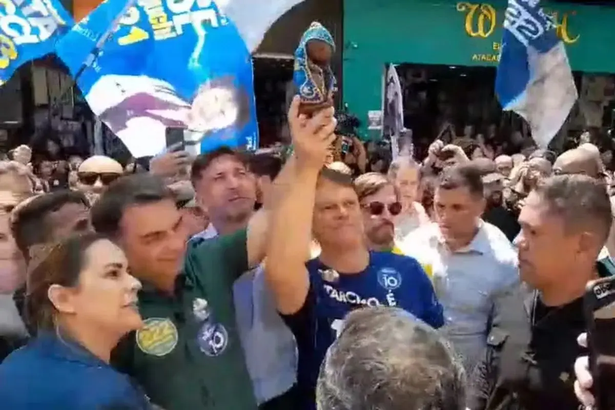 Flávio Bolsonaro recua após ataque à CNBB e segura imagem de Nossa Senhora Aparecida; vídeo