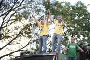 ao-lado-de-flavio-bolsonaro,-gayer-defende-maioria-de-direita-no-senado-em-ato-em-goiania