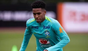 estevao-no-chelsea:-barcelona-acompanha-situacao-do-atacante-brasileiro-na-inglaterra