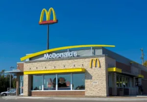 mcdonald’s-cria-rede-propria-de-midia-e-exibe-marcas-no-drive-thru