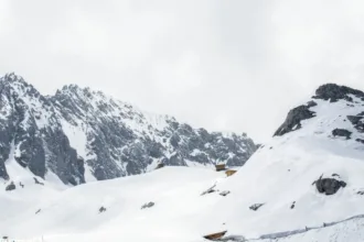 buscas-por-sobreviventes-de-avalanche-no-monte-himlung-himal-mobilizam-equipes-apos-quatro-mortes