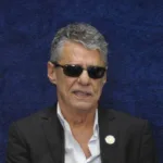 chico-buarque-diz-que-sofreu-ameaca-de-morte-na-internet:-‘adoraria-abreviar-a-vida-deste-desgracado’