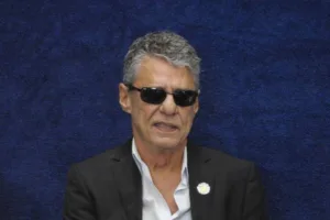 chico-buarque-diz-que-sofreu-ameaca-de-morte-na-internet:-‘adoraria-abreviar-a-vida-deste-desgracado’