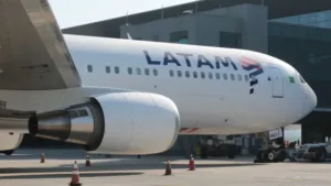 crianca-tem-dedo-gravemente-ferido-em-cinto-de-seguranca-em-voo-da-latam