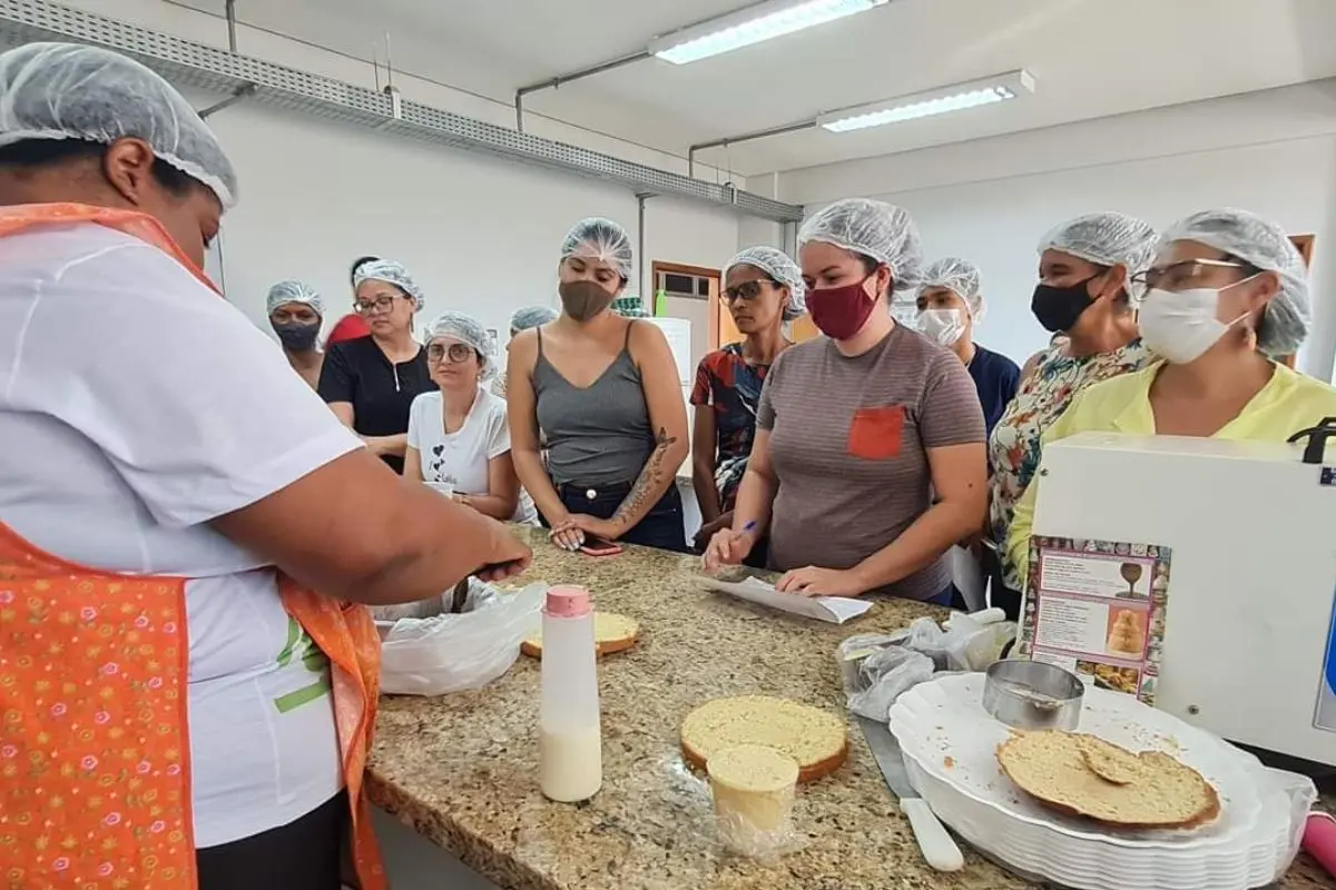 Adultos que não terminaram ensino médio podem fazer curso técnico gratuito de Nutrição à noite em Goiânia; saiba como