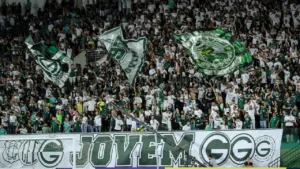 para-evitar-punicao-no-stjd,-goias-pune-28-torcedores-que-jogaram-copos-no-gramado-da-serrinha