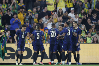 em-jogo-de-duas-viradas,-brasil-conquista-primeira-vitoria-no-novo-ciclo-de-ancelotti