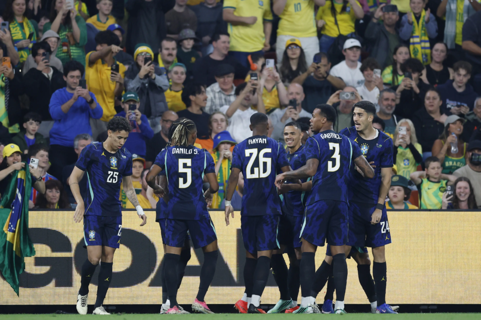Em jogo de duas viradas, Brasil conquista primeira vitória no novo ciclo de Ancelotti