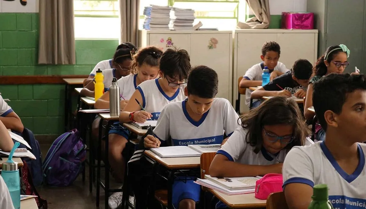 Conselho aponta excesso de alunos, falta de profissionais e defeitos nos prédios de 14 escolas de Goiânia