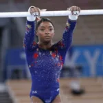 simone-biles-revela-diagnostico-de-dermatite-e-lesoes-na-pele