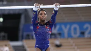 simone-biles-revela-diagnostico-de-dermatite-e-lesoes-na-pele
