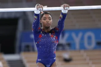 simone-biles-revela-diagnostico-de-dermatite-e-lesoes-na-pele