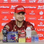 comparado-a-idolo-do-vila,-joao-vieira-sonha-com-acesso-e-elege-melhor-jogo-pelo-tigrao