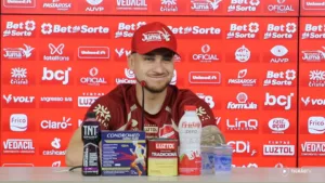 comparado-a-idolo-do-vila,-joao-vieira-sonha-com-acesso-e-elege-melhor-jogo-pelo-tigrao