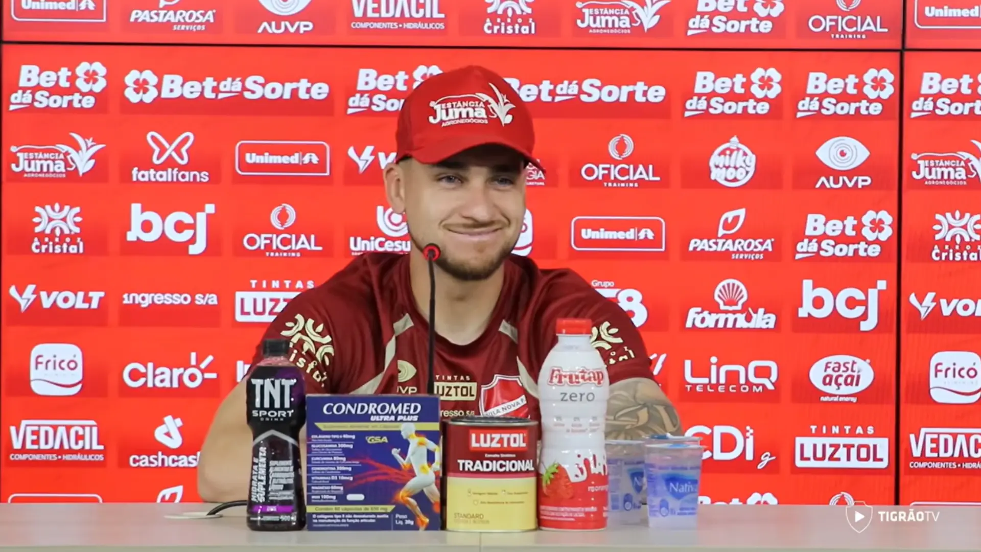 Comparado a ídolo do Vila, João Vieira sonha com acesso e elege melhor jogo pelo Tigrão