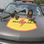 rotam-recupera-carro-roubado-no-rj-e-apreende-fuzil-apos-troca-de-tiros-em-professor-jamil;-video