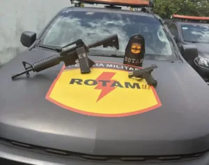 rotam-recupera-carro-roubado-no-rj-e-apreende-fuzil-apos-troca-de-tiros-em-professor-jamil;-video