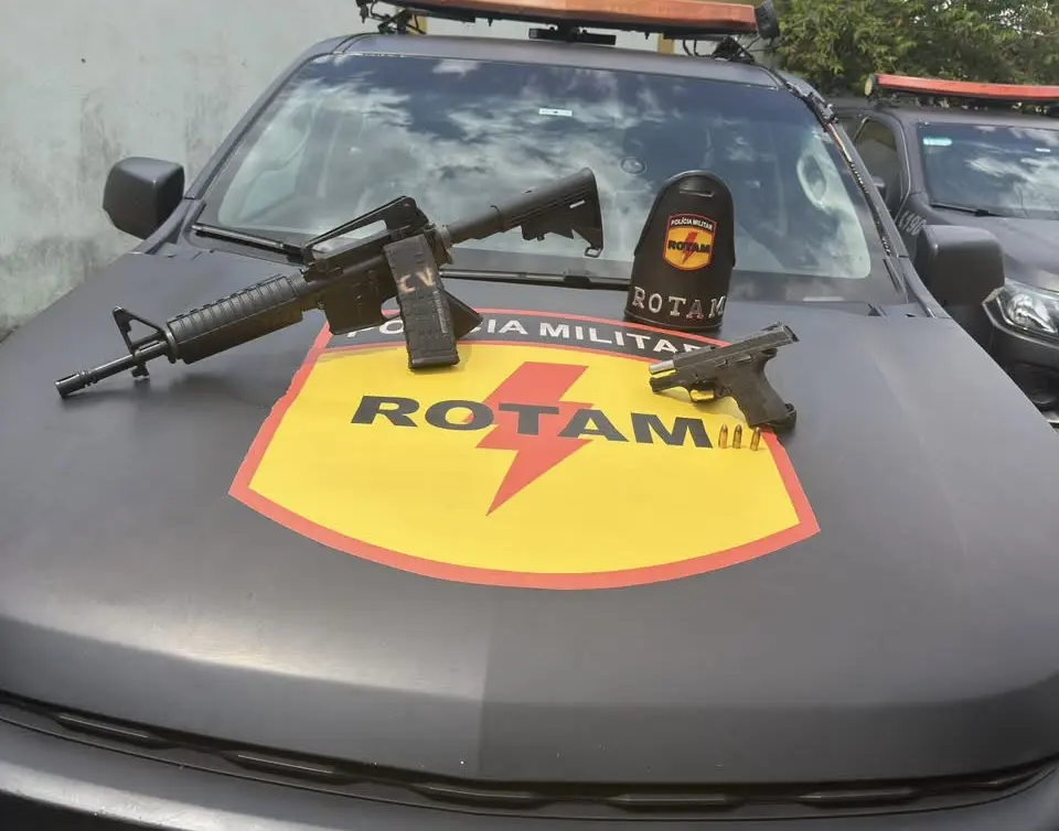 Rotam recupera carro roubado no RJ e apreende fuzil após troca de tiros em Professor Jamil; vídeo