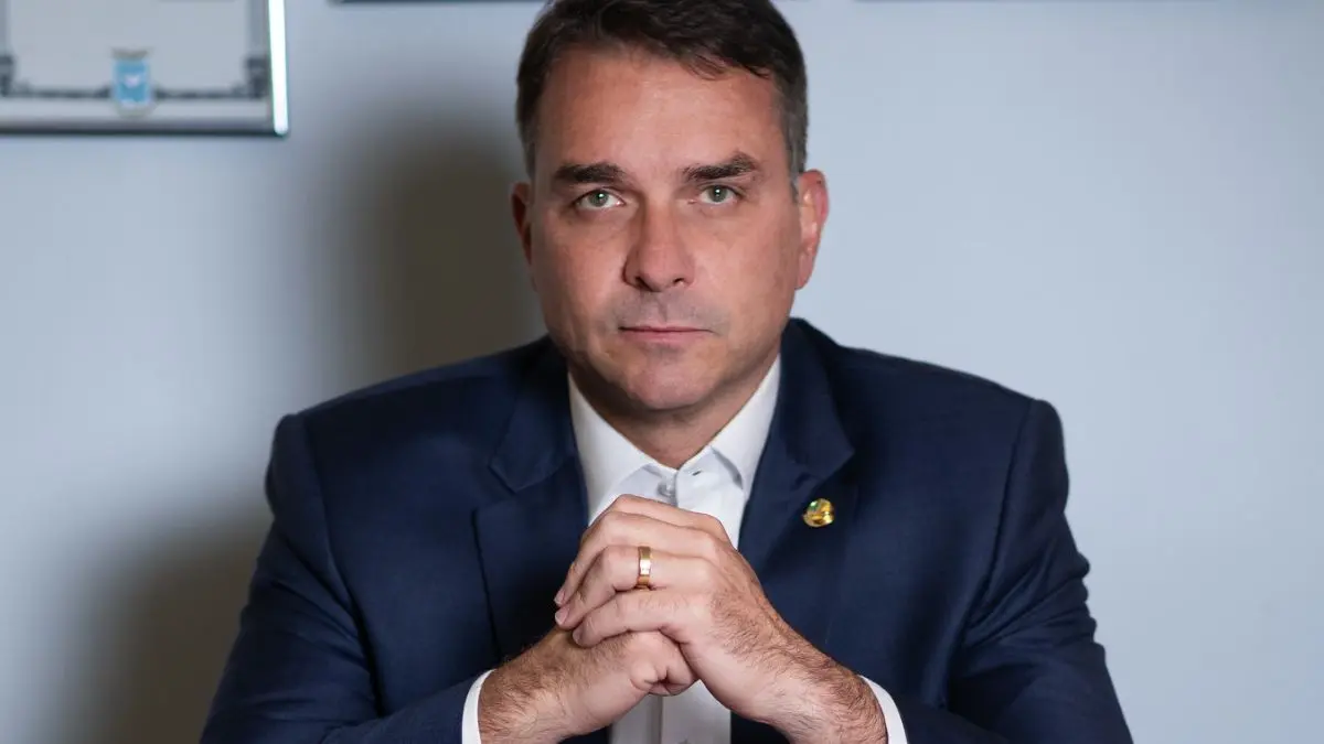 Flávio Bolsonaro desiste de ir ao debate da TV Globo